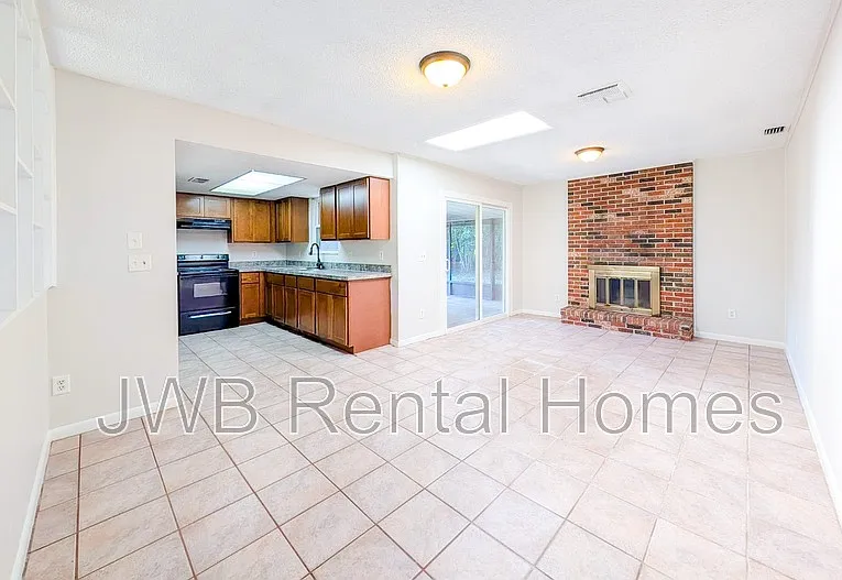5556 Lofty Pines Cir S — Photo 3