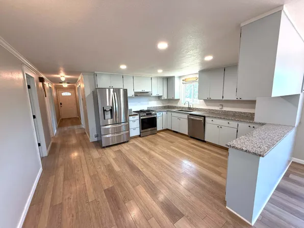 3890 NW 25th St, Redmond, OR 97756