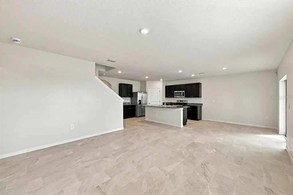 5 bed, 3.0 bath, 2674 sqft, $3,300 — Photo 3