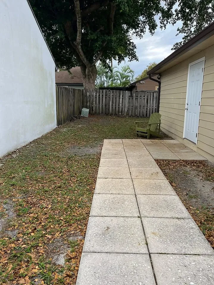Building Photo - 1400 SW 85th Ter #B