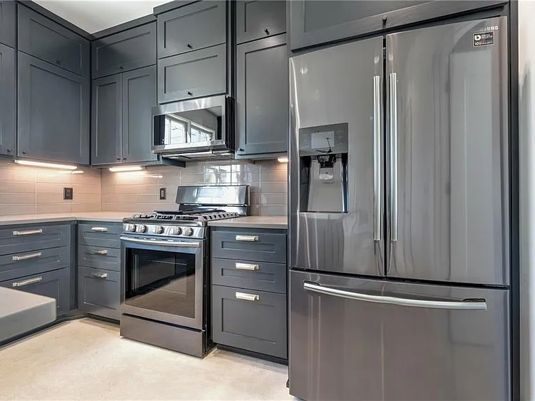 408 W 38th St #1 — Photo 3