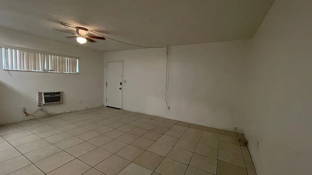 NW 3rd Ave, Hallandale — Photo 1