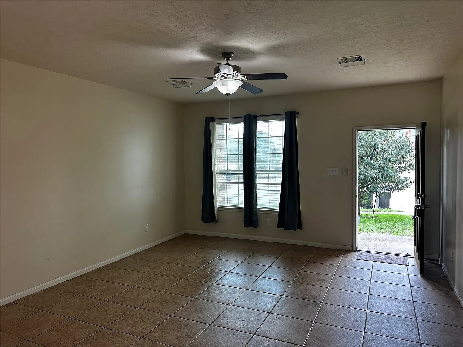 4 bed, 2.5 bath, 2202 sqft, $2,200 — Photo 3