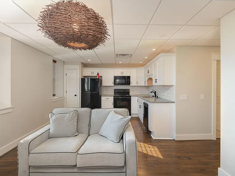 102 W Market St #B — Photo 15