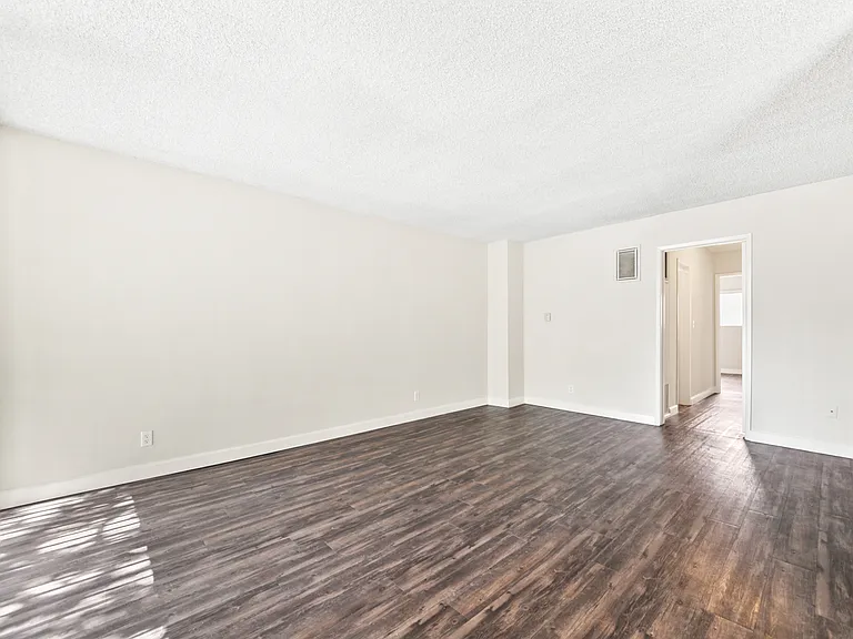 13505 Burbank Blvd #2 — Photo 12