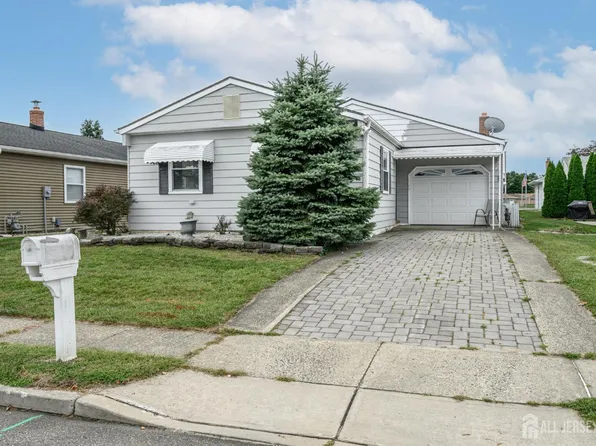 8 Lumsden Ct, Toms River, NJ 08757