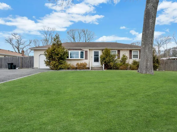 92 S Evergreen Drive, Selden, NY 11784