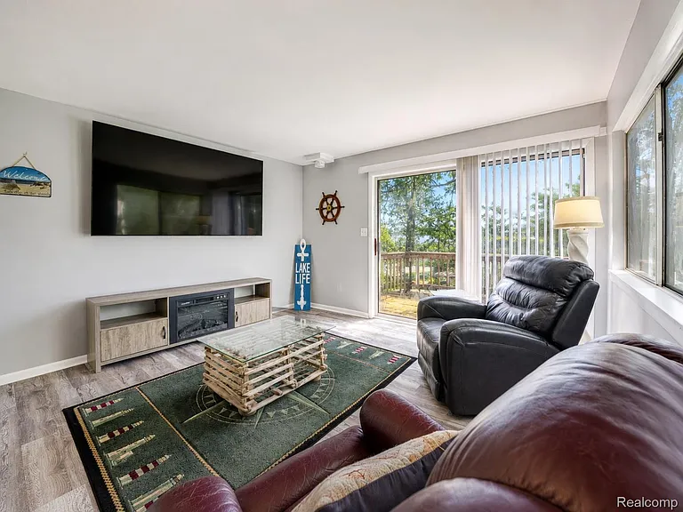 4165 Highcrest Dr — Photo 3