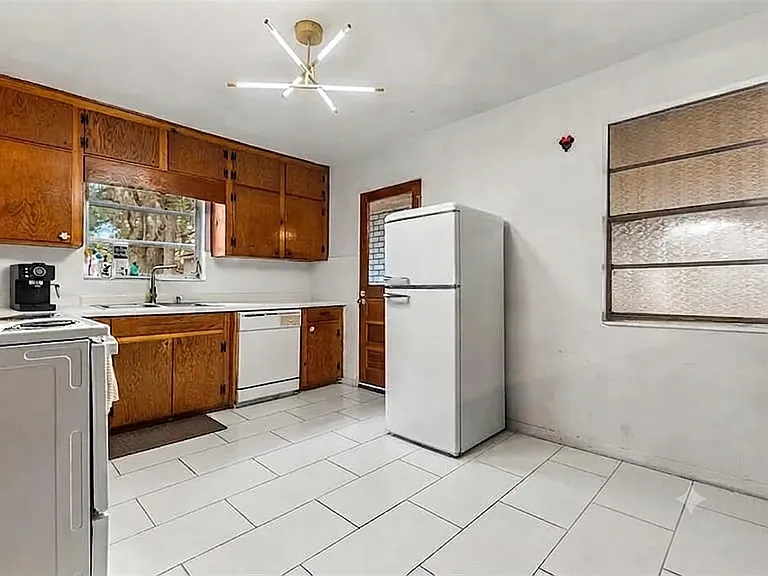 13 E Magnolia St — Photo 2