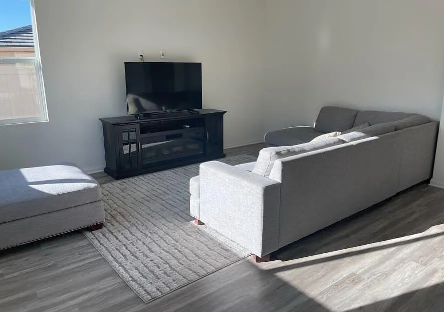5 bed, 2800 sqft, $835 — Photo 2