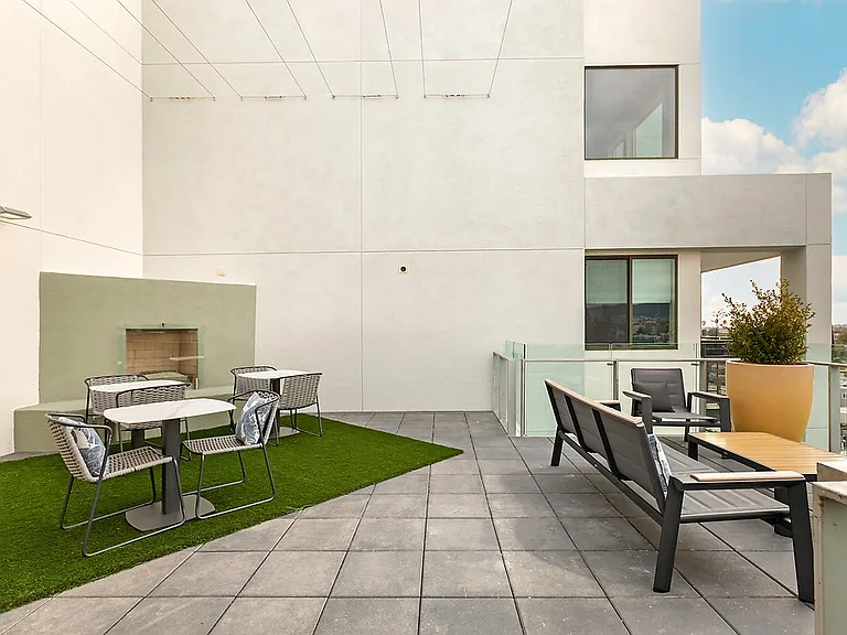 Wilshire La Brea — Photo 33