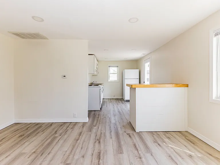 2104 N Hollywood Ave — Photo 3