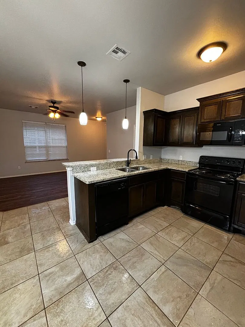 3BR 2BA duplex with 2 car garage in Yukon!! — Photo 4