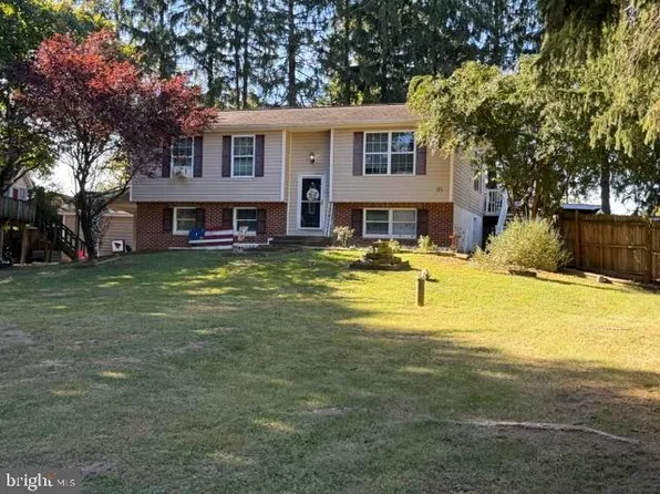 35 Salty Ln, Falling Waters, WV 25419