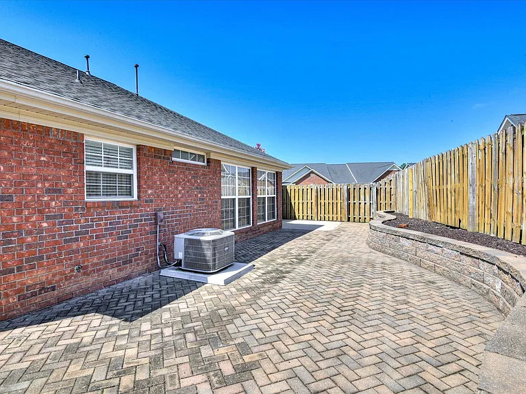 443 Surrey Park Dr SE — Photo 33