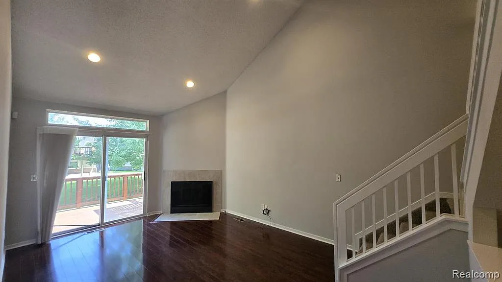 2 bed, 2.5 bath, 1324 sqft, $2,295 — Photo 3