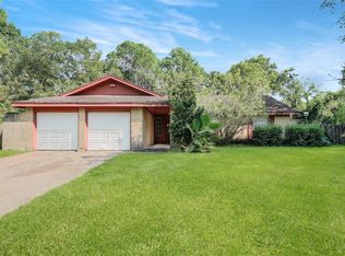 311 Colonial Dr, Friendswood, TX 77546