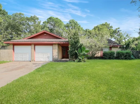 311 Colonial Dr, Friendswood, TX 77546