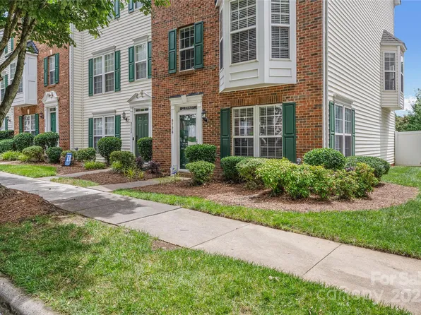 9728 Blossom Hill Dr, Huntersville, NC 28078