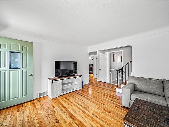 4th image of 29024 Elm Ave