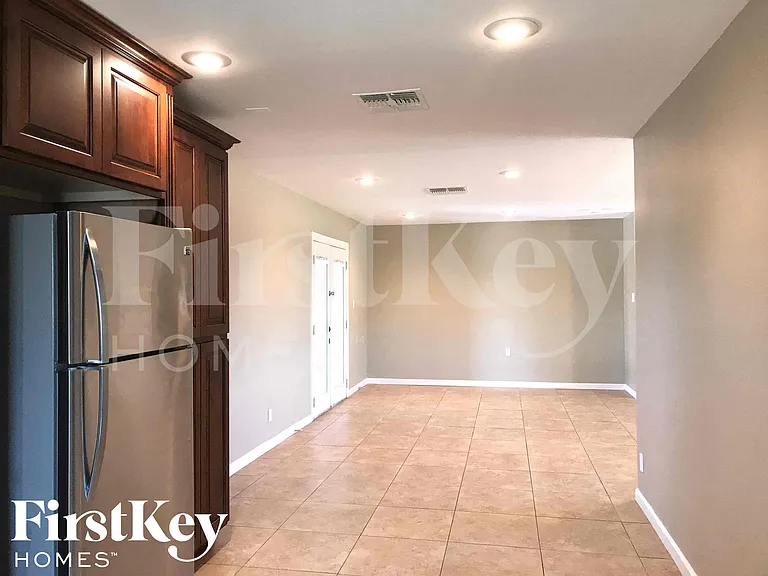 8802 N 35th Dr — Photo 8