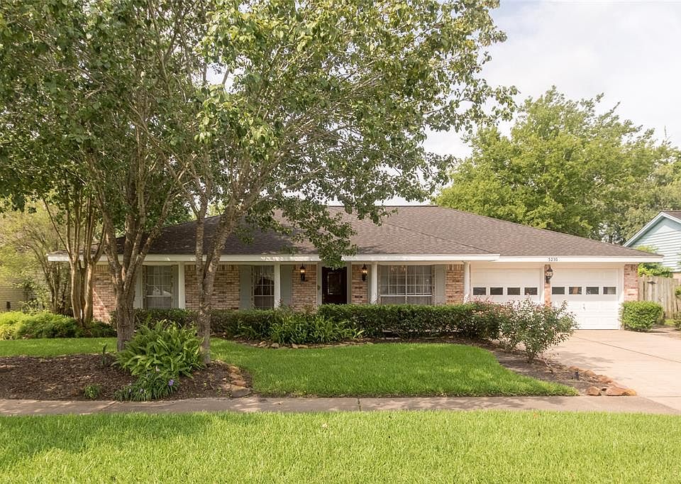 3210 Churchill - well loved by original owner.