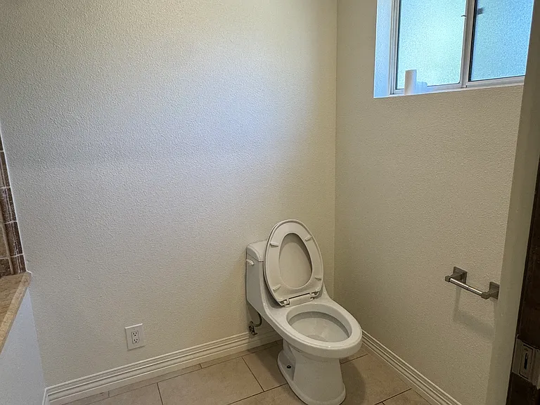 5766 Newcastle Ave — Photo 37