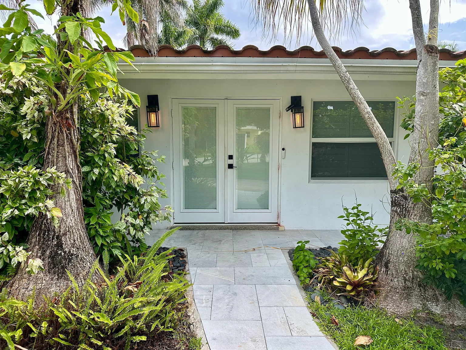 3 bed, 3.0 bath, 2392 sqft, $9,500 — Photo 2