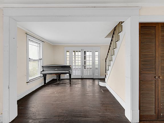 5th image of 2334 Maple Rd