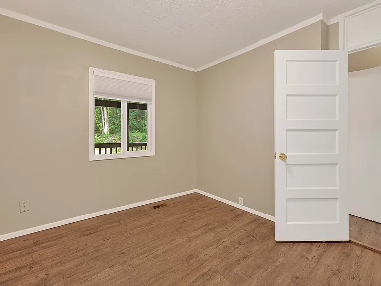 2401 NE Everett Rd — Photo 18