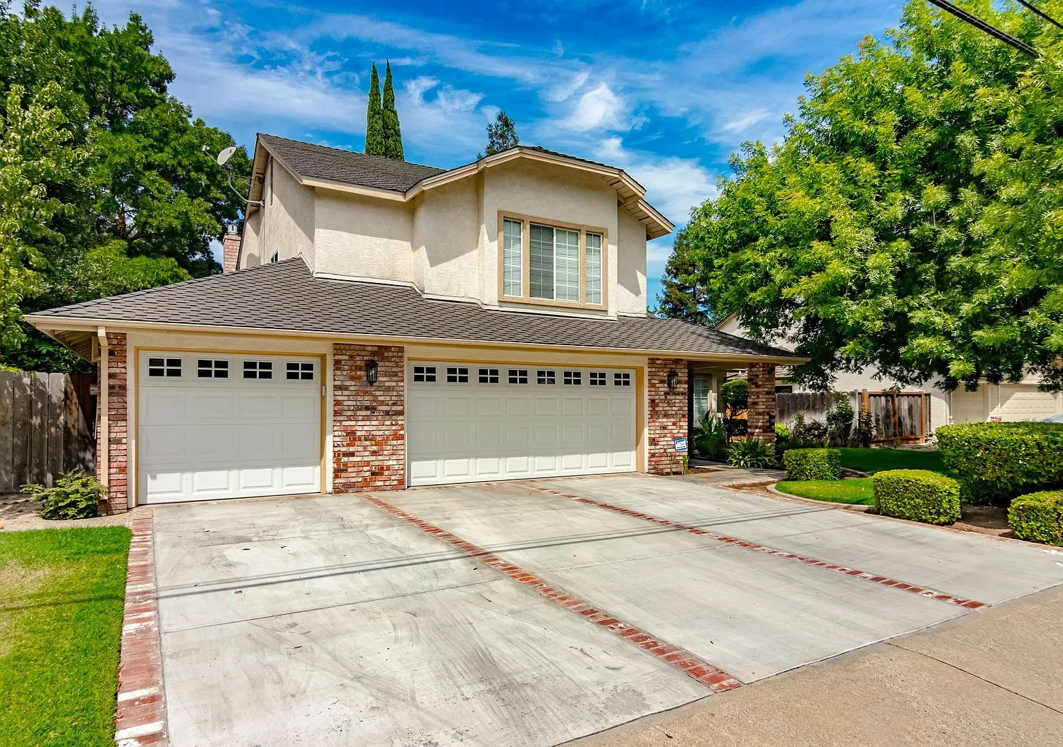 Updated custom home in desirable Lakewood Elementary School District! — Photo 2