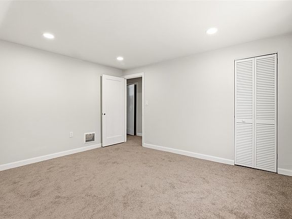 5th image of 2531 S Park Rd