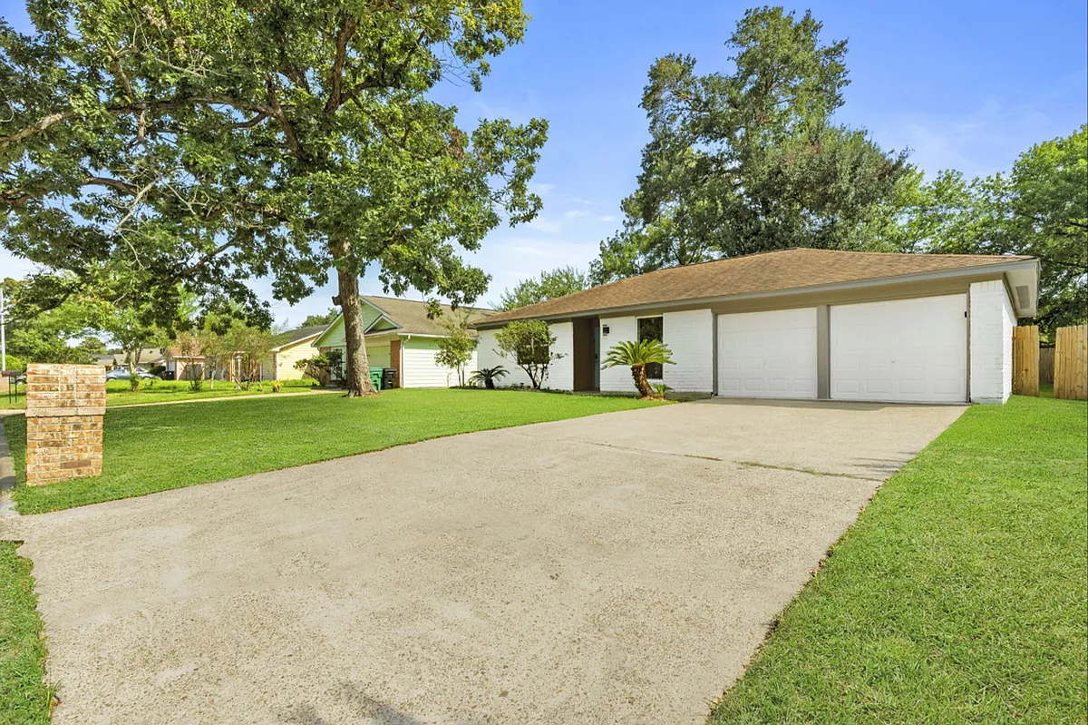 Building Photo - 9930 Valley Lake Dr