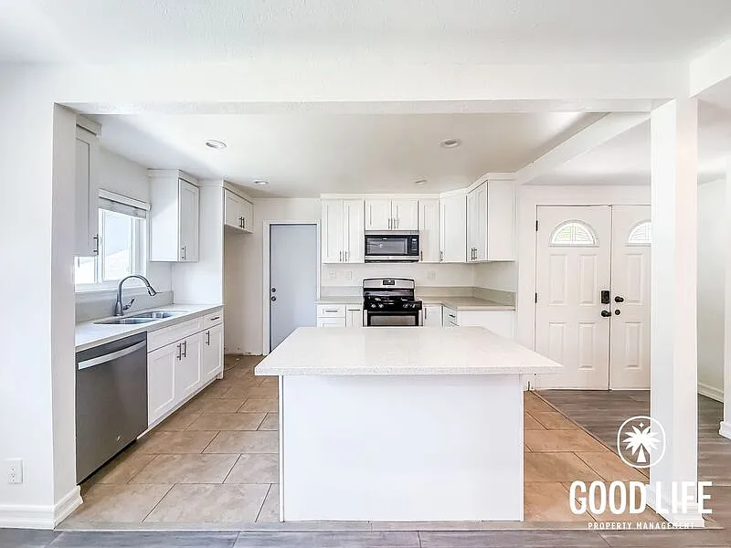 3 bed, 2.0 bath, 1175 sqft, $4,300 — Photo 3