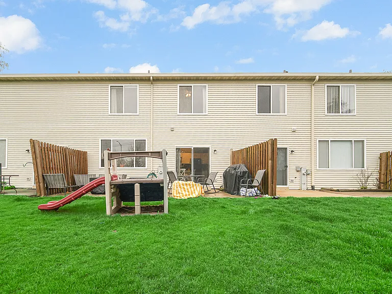 1882 N Wentworth Cir — Photo 4