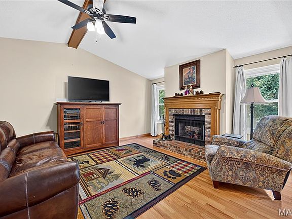 4th image of 235 Surrey Ct