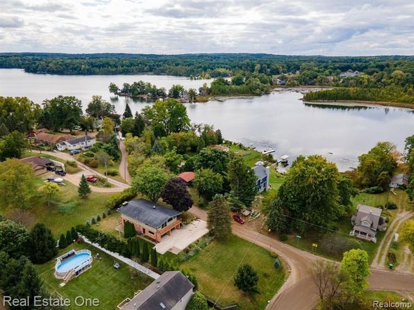 2728 Devonshire Rd, Leonard, MI 48367