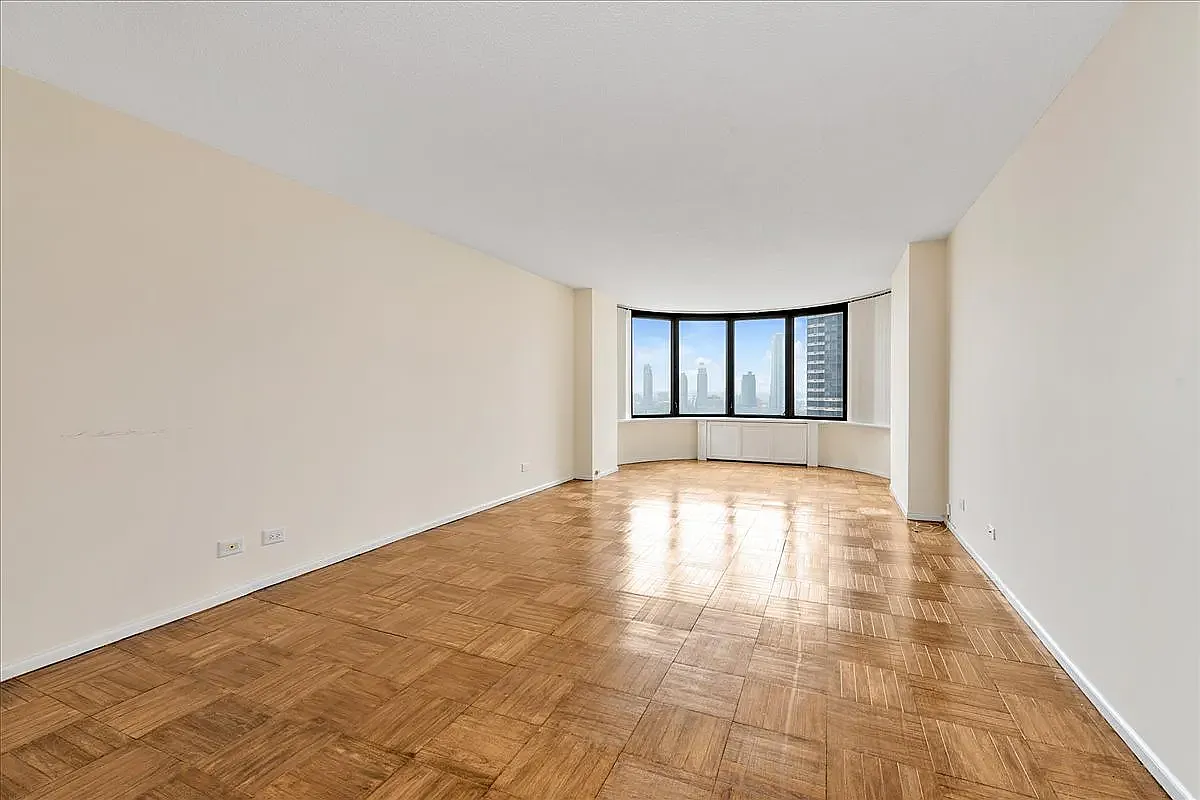 330 East 38th Street — Photo 2