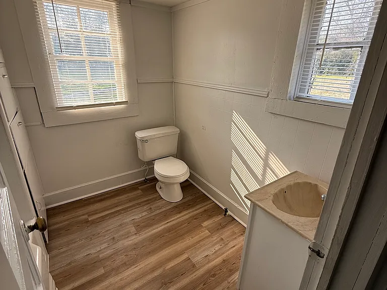 231 N Cotton St — Photo 3