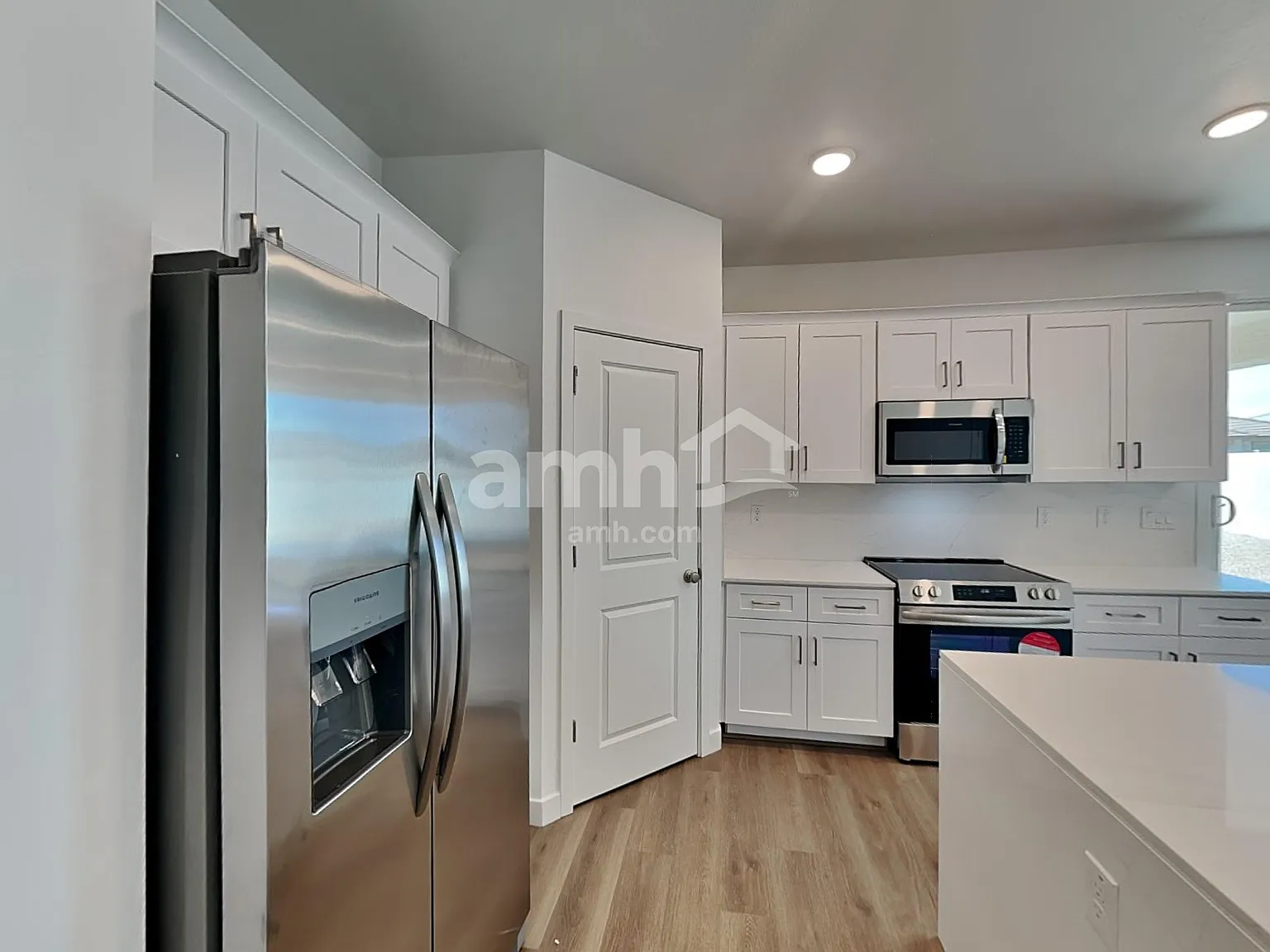 3 bed, 2.5 bath, 1718 sqft, $1,950 — Photo 3