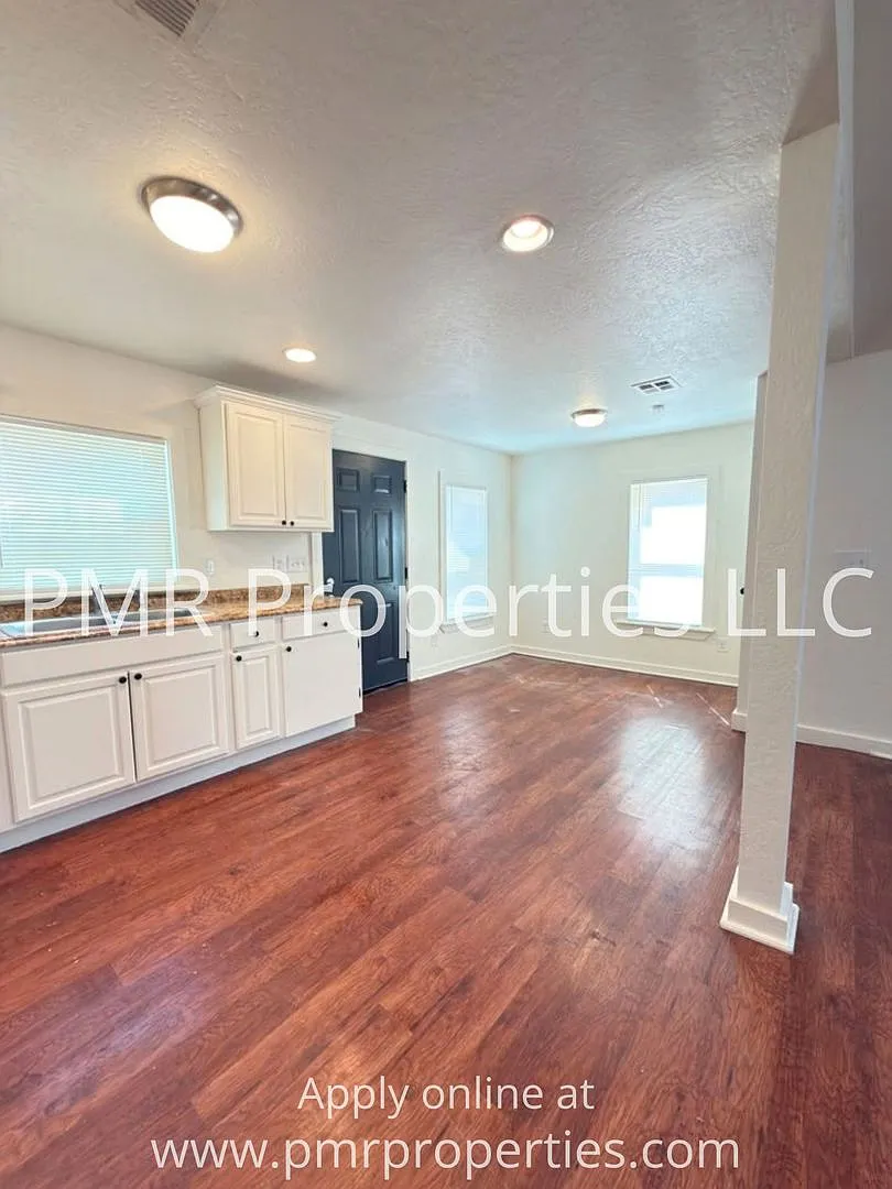 2 Bedrooms/1 Bathroom House — Photo 3