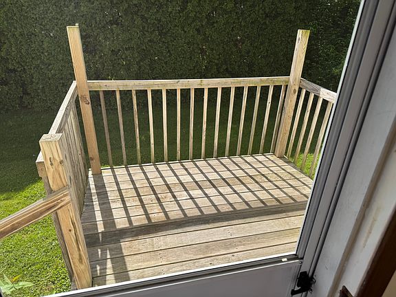 Deck - very private with natural border between beck neighbor