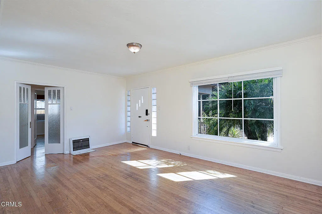 3 bed, 1.0 bath, 1018 sqft, $3,875 — Photo 2