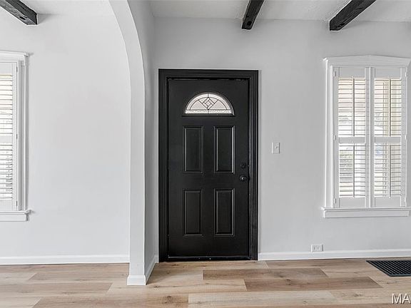 5th image of 2318 Burns Ave