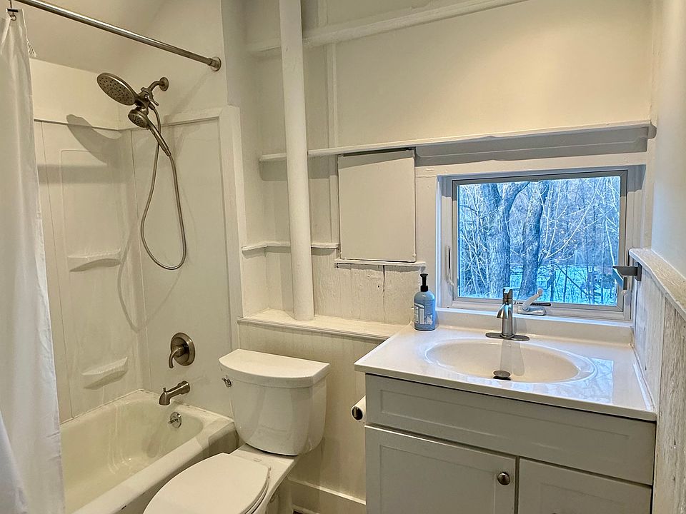 2nd floor bath with tub/shower