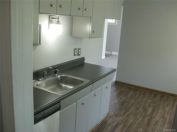 4th image of 644 Montrose Ave