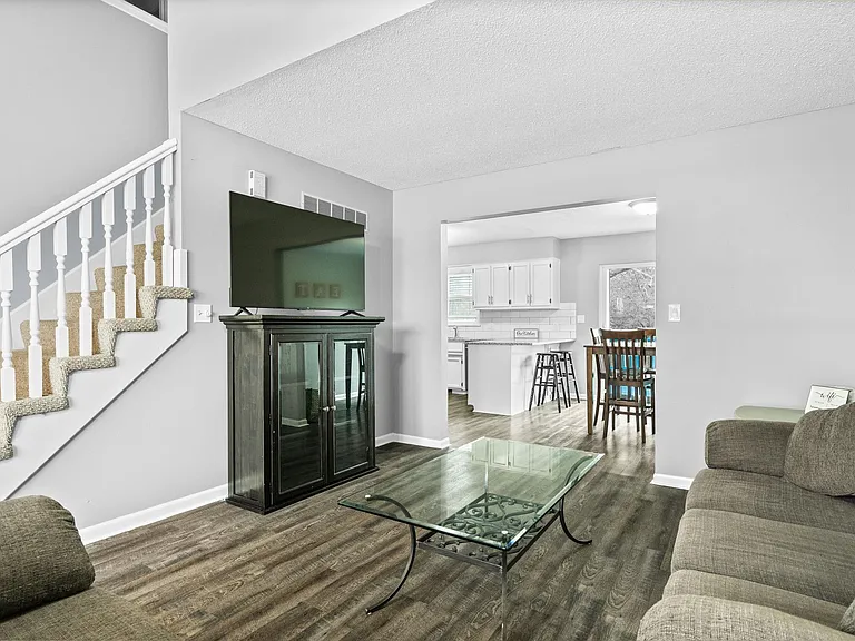910 E Summit St — Photo 13