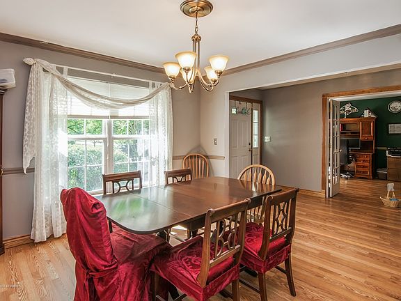 5th image of 1402 Stanford Cir