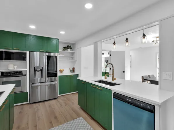 2417 Farwell Rd, Des Moines, IA 50317