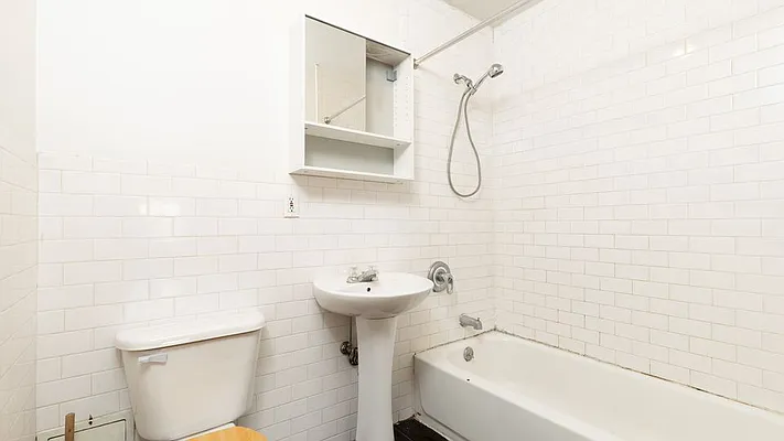 Rented by Nooklyn NYC LLC | media 18